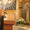 Mari Pepa de Chamberí canta la Salve a la Virgen de la Paloma mientras la lluvia amenaza la procesión