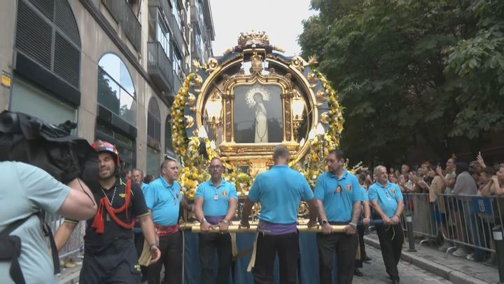 La Virgen de la Paloma sale en procesión con un recorrido acortado por la lluvia