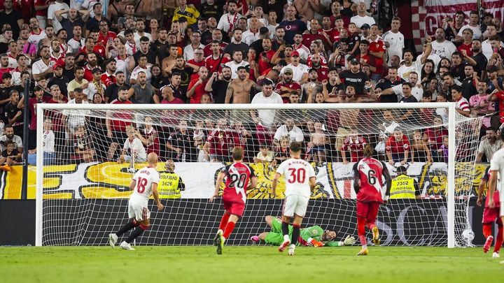 2-1. El Sevilla remonta al Rayo con dos goles de penalti