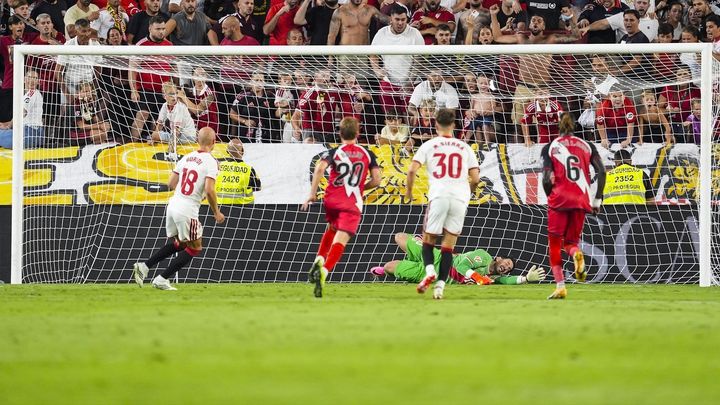 2-1. El Sevilla remonta al Rayo Vallecano con dos goles de penalti