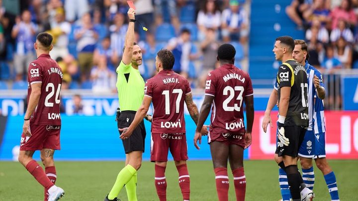 3-0. El Alavés se aprovecha de la inferioridad numérica del Getafe
