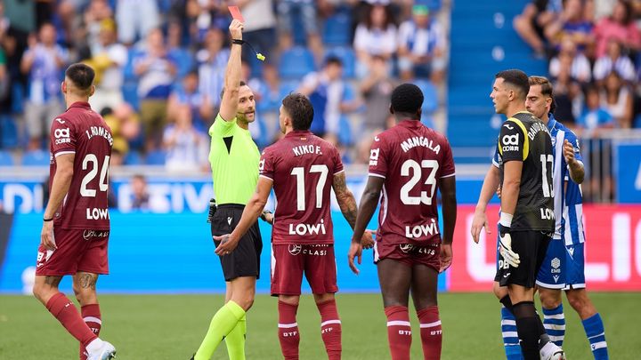 3-0. El Alavés se aprovecha de la inferioridad numérica del Getafe