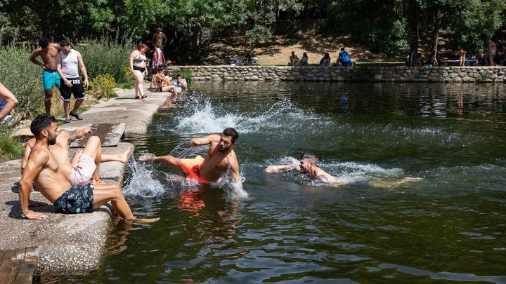 Varias personas se bañan en las Presillas, en Rascafría