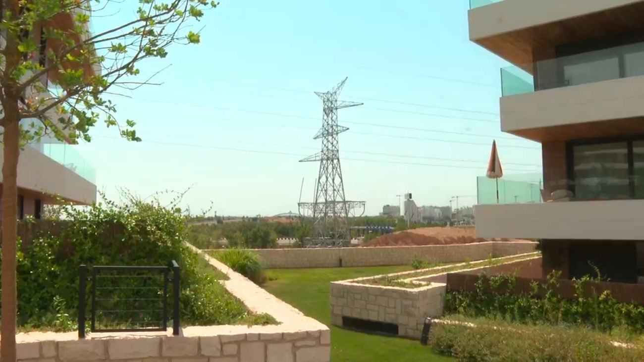 Una torre de alta tensión de 47 metros alarma a los vecinos de La Moraleja: está a solo 30 metros de sus casas