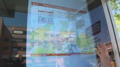 Así funciona en Alcobendas  la primera marquesina interactiva de la Comunidad de Madrid