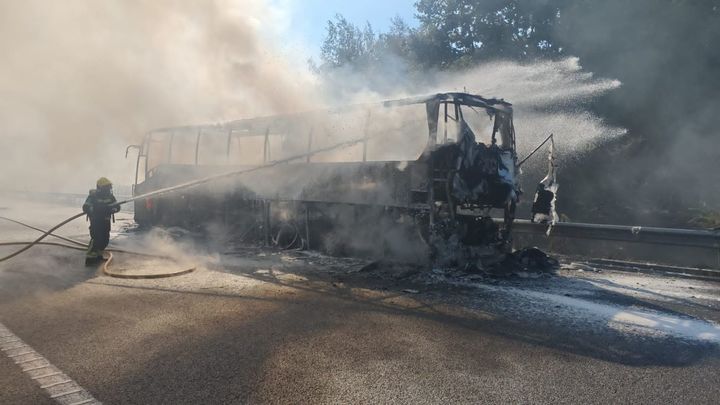 Un autobús acaba totalmente calcinado con 63 pasajeros en Orense