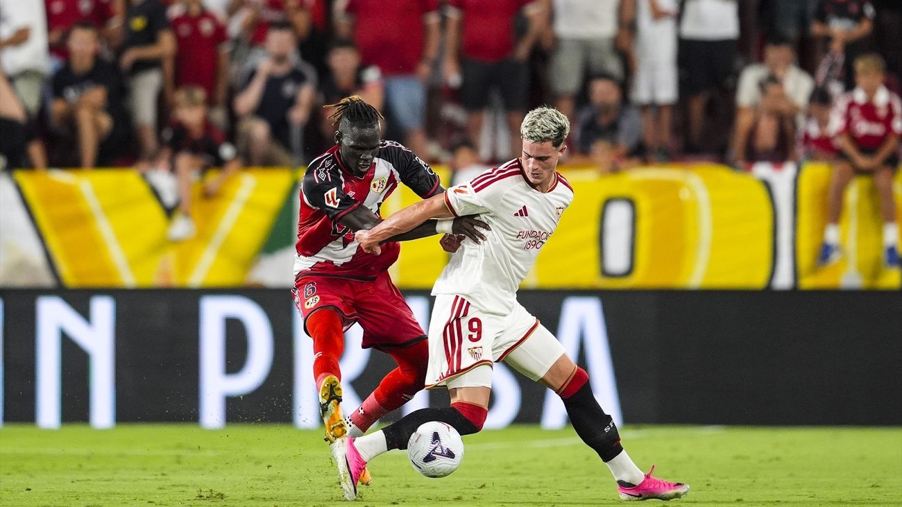 Pathe Ciss, del Rayo Vallecano, y Robbie Ure, del Sevilla FC,  durante el primer encuentro de Liga en el Ramon Sanchez-Pizjuán