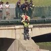 Los bomberos rescatan sano y salvo a un perro que cayó al río Manzanares