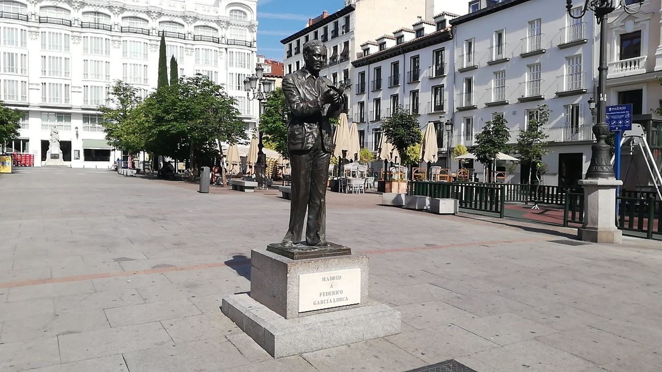 Estatua en homenaje a Federico García Lorca en la plaza de Santa Ana