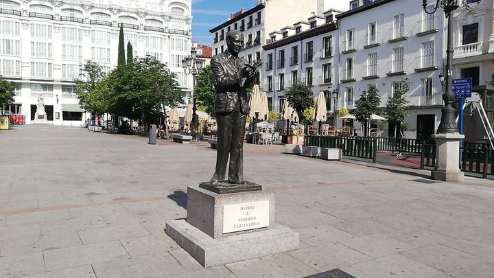 Estatua en homenaje a Federico García Lorca en la plaza de Santa Ana