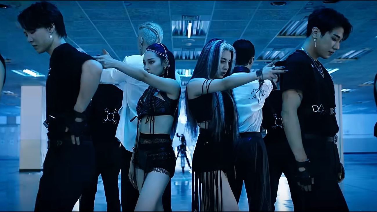 Fotograma del mv de 'Gunshot' de KARD