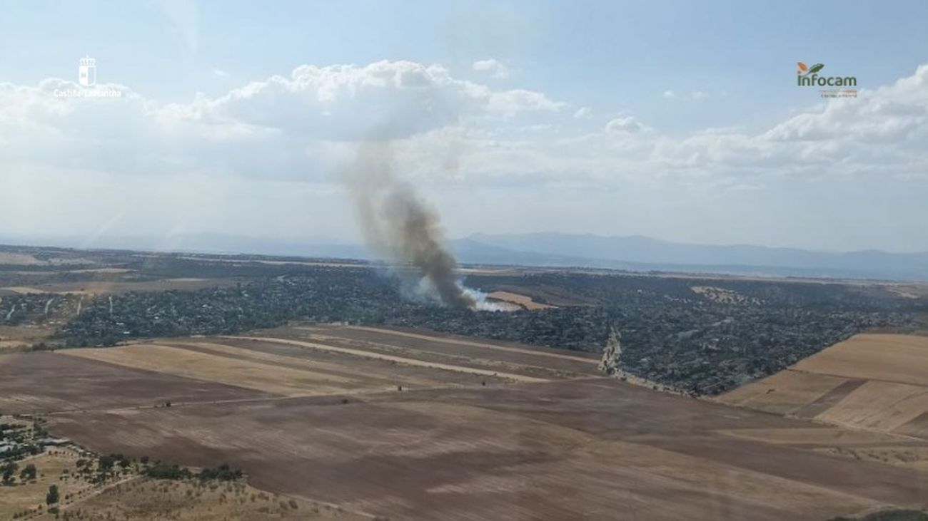Columna de humo en una zona forestal de la localidad de Galápagos, en Guadalajara