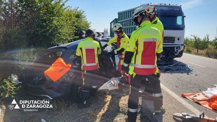 Cuatro muertos y un herido grave en la colisión de un camión y un coche en Zaragoza
