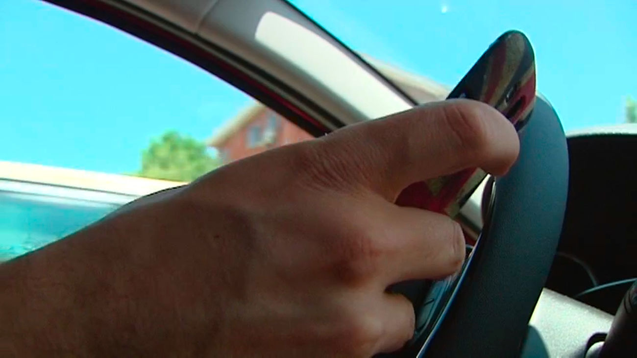 El uso del teléfono al volante causa un tercio de los accidentes con víctimas en España