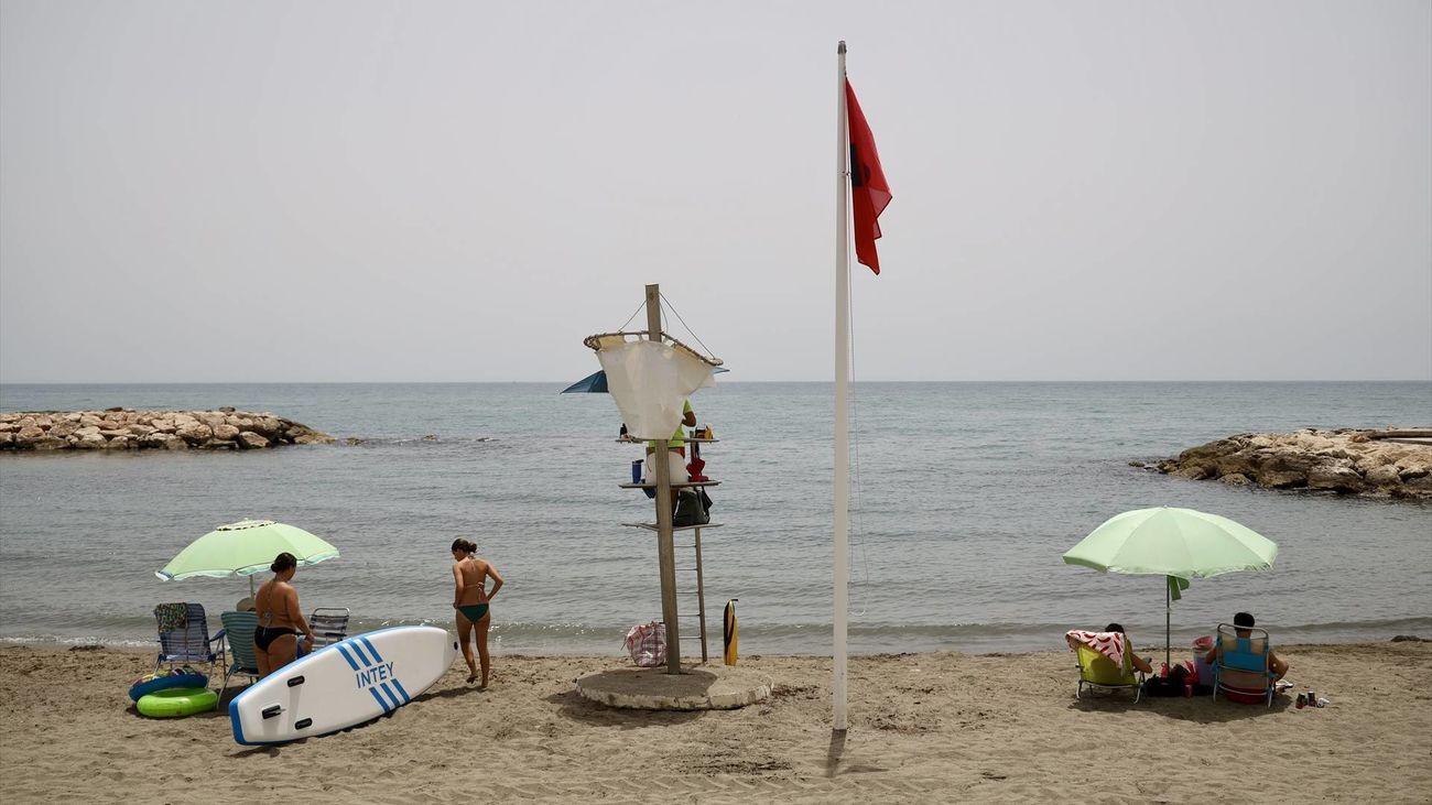 Imagen de archivo de la playa de Pedregalejo de Málaga cerrada al baño tras detectarse en sus aguas presencia de la bacteria E. coli en julio