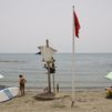 Imagen de archivo de la playa de Pedregalejo de Málaga cerrada al baño tras detectarse en sus aguas presencia de la bacteria E. coli en julio