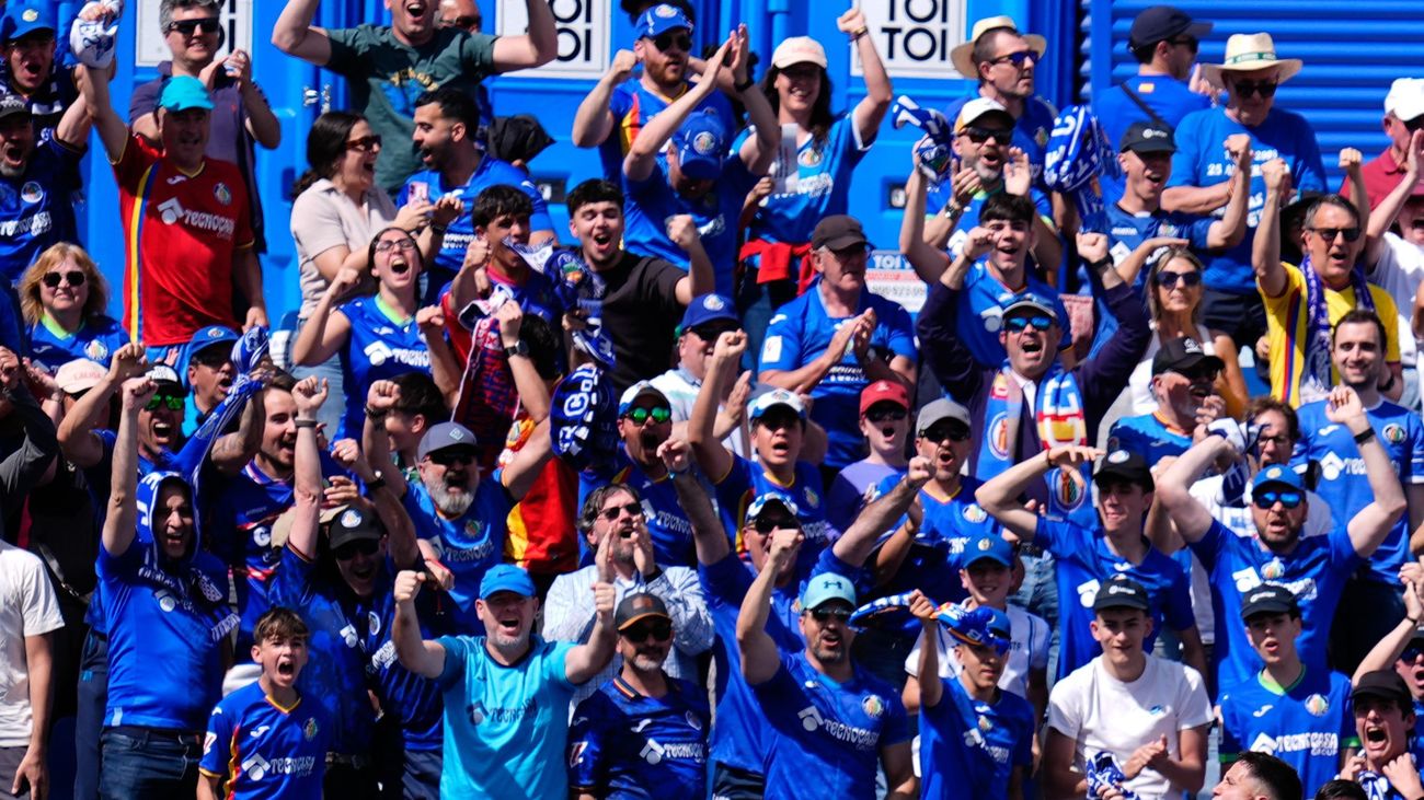 Aficionados del Getafe celebran un gol de su equipo en el Coliseum