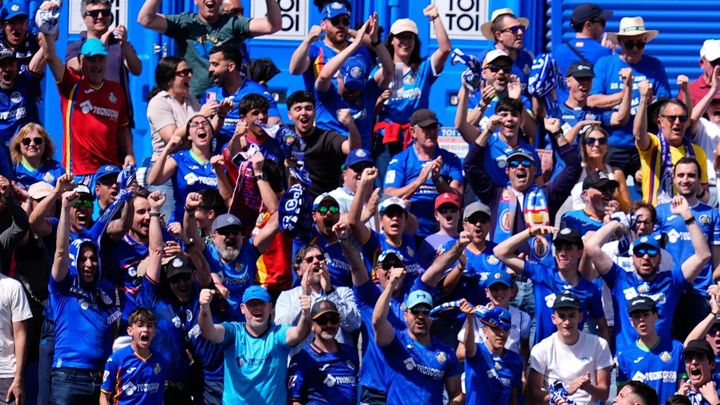 Aficionados del Getafe celebran un gol de su equipo en el Coliseum
