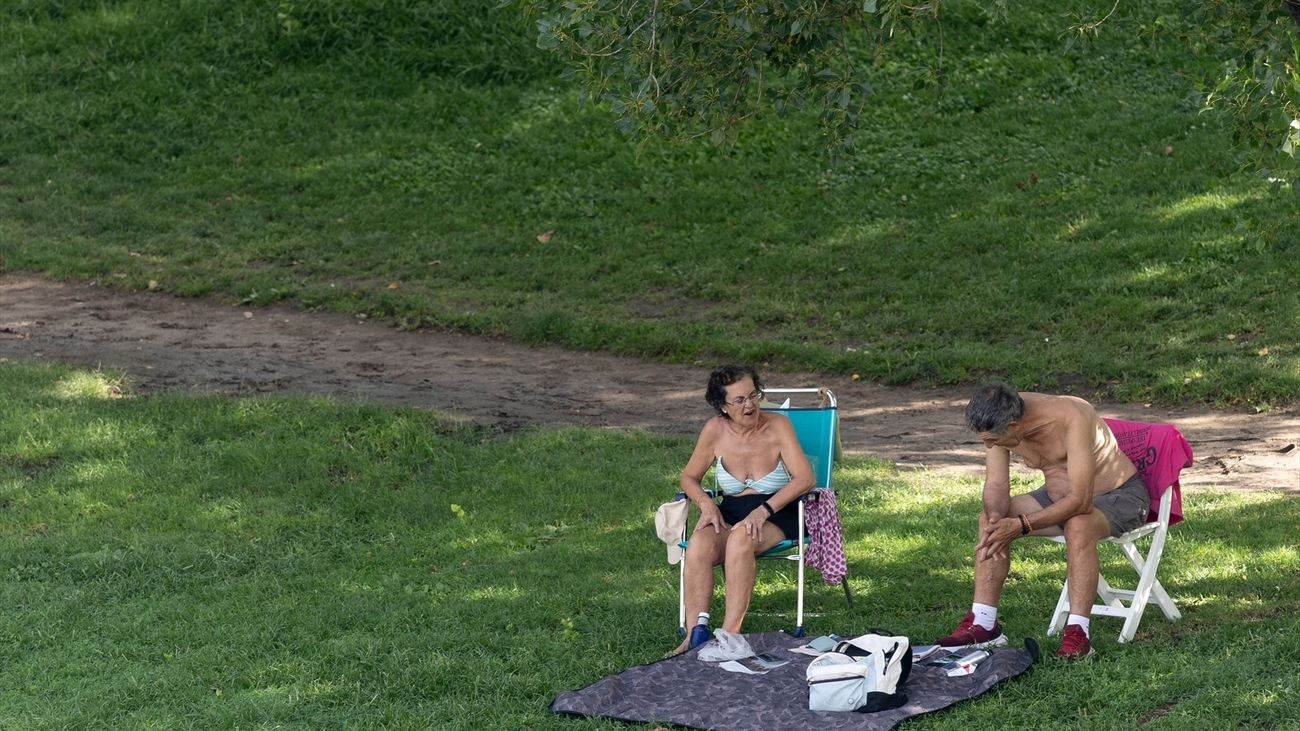 Personas afectadas por el calor en Madrid Río