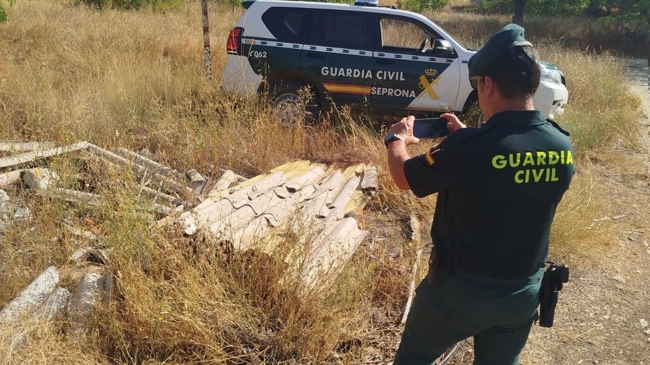 Agente del Seprona de la Guardia Civil junto al vertido de amianto