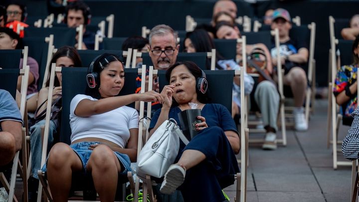 Decenas de personas durante la proyección especial de cine de verano al aire libre en Callao / EUROPA PRESS