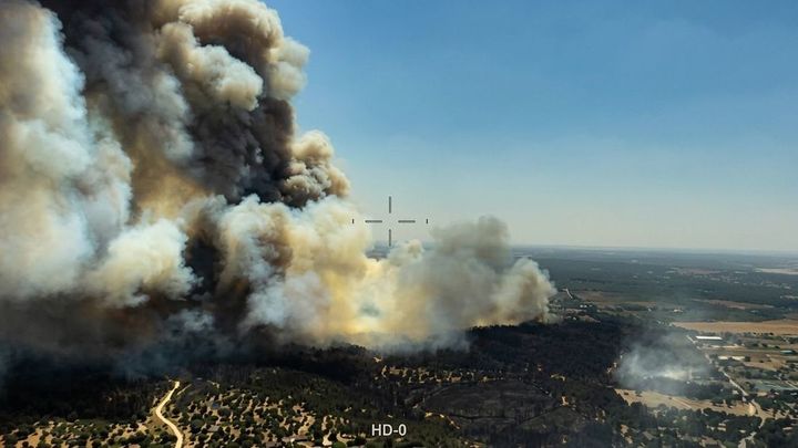 El fuego vuelve a la Sierra Oeste, confinados Aldea del Fresno y Villamantilla