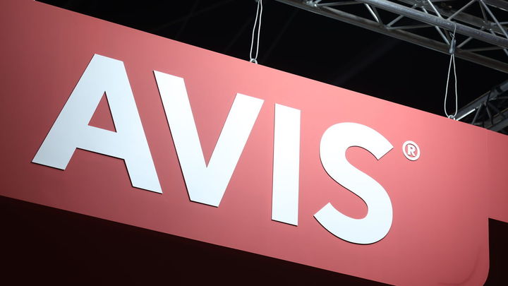 Consumo multa a Avis con un millón de euros por cobrar a sus clientes que recibían una multa de tráfico