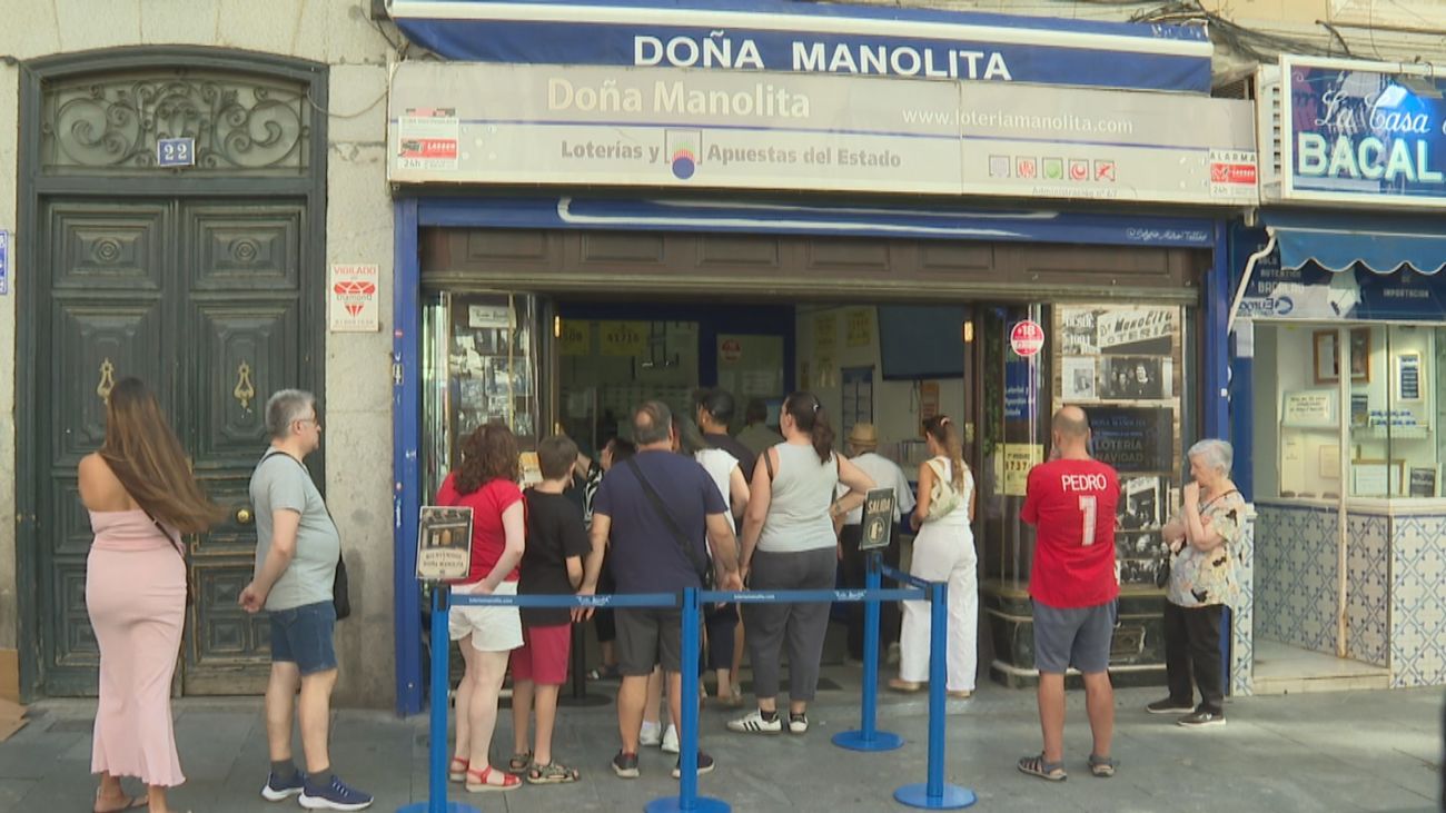 "Una visita obligada es venir a Doña Manolita": Colas en pleno agosto para la Lotería de Navidad