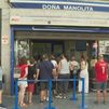Una visita obligada es venir a Doña Manolita: colas en pleno agosto para la Lotería de Navidad