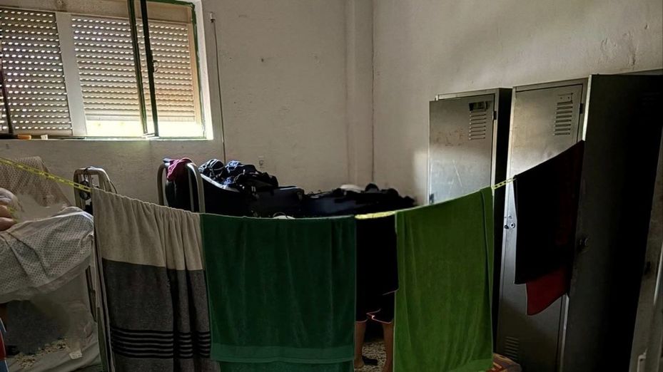 Colchones en el suelo y un inodoro para 70 agentes: Las condiciones de los policías enviados a Ceuta