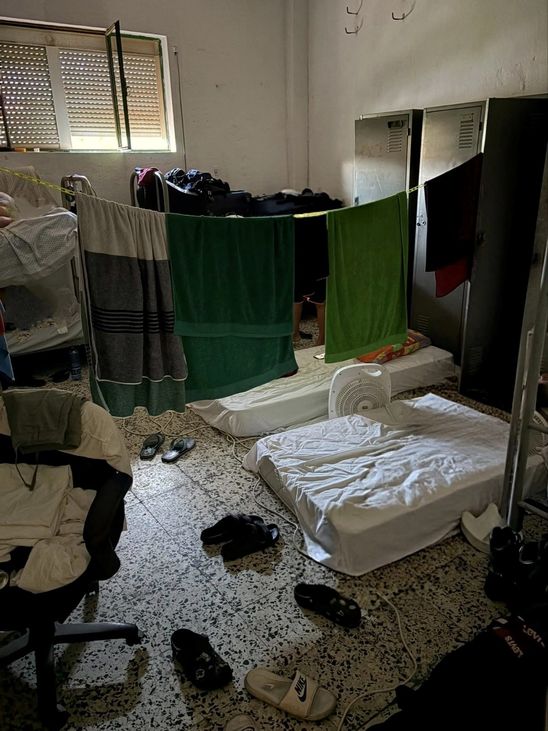 Colchones en el suelo y un inodoro para 70 agentes: Las condiciones de los policías enviados a Ceuta