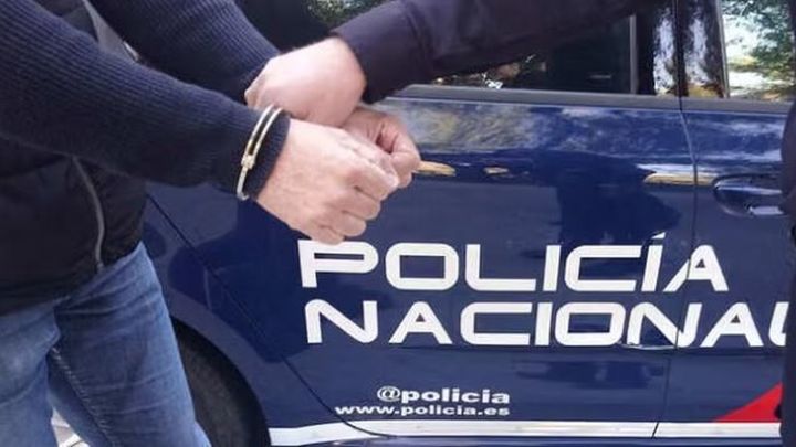 Un agente de la Policía Nacional detiene a una persona