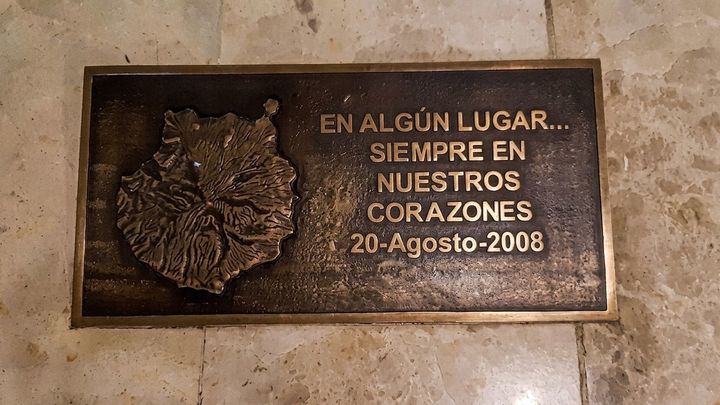 Placa instalada en el aeropuerto de Barajas en recuerdo de las 154 víctimas mortales del vuelo JK5022 de Spanair / P.O.