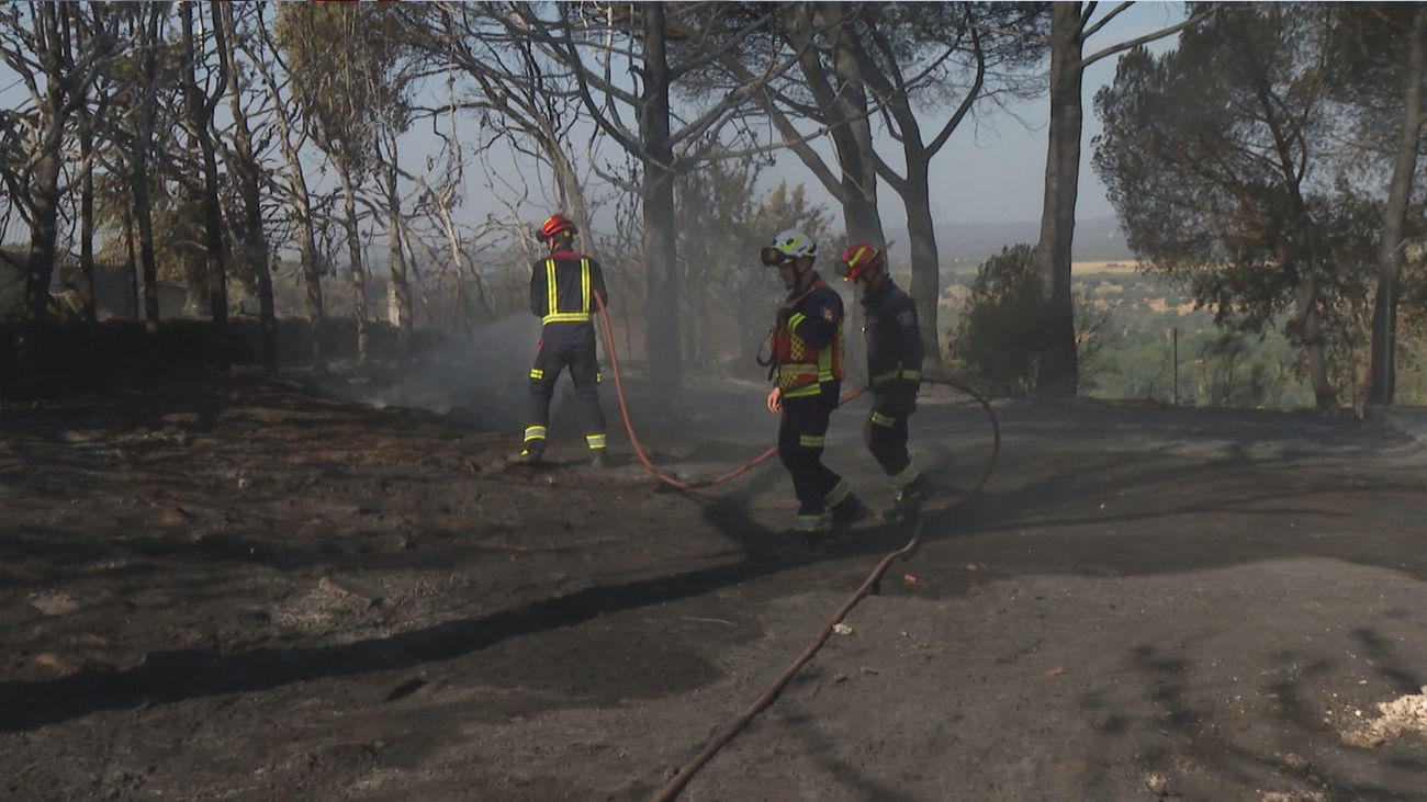 El fuego de Aldea del Fresno evoluciona de forma favorable mientras continúan los trabajos de refresco