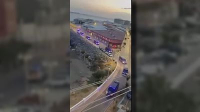 El Gobierno traslada a otros espacios a 1.800 migrantes que duermen en la playa en Ceuta
