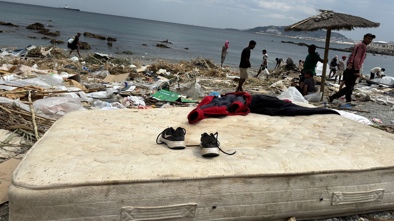 Unos 500 inmigrantes desafían al Gobierno y vuelven a ocupar la playa
