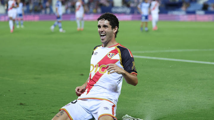 El delantero Sergio Camello celebra su gol ante el Alavés / EFE