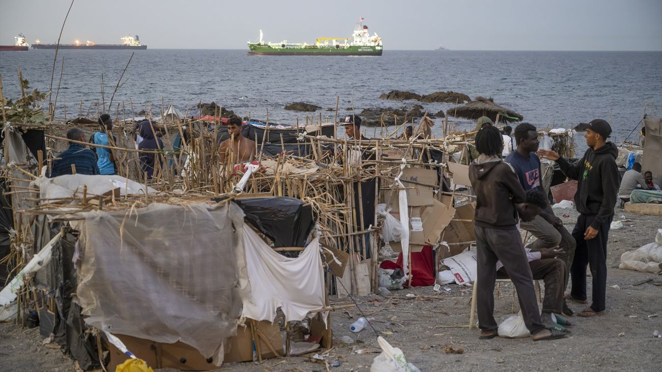CEP denuncia que se sancione "por poner una sombrilla" mientras los migrantes han acampado durante días en la playa