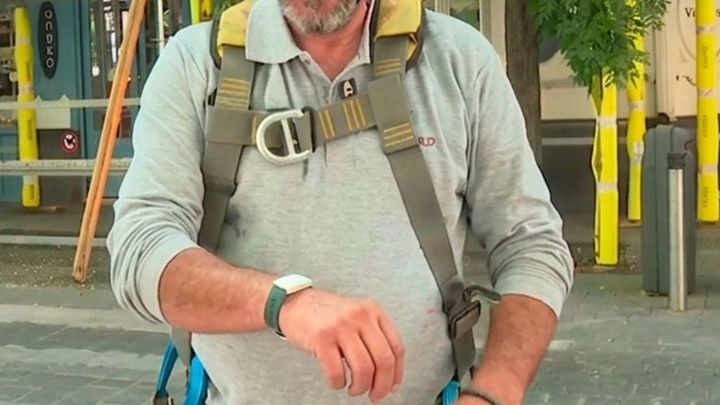 Alcalá protege a sus trabajadores del calor con cien pulseras inteligentes