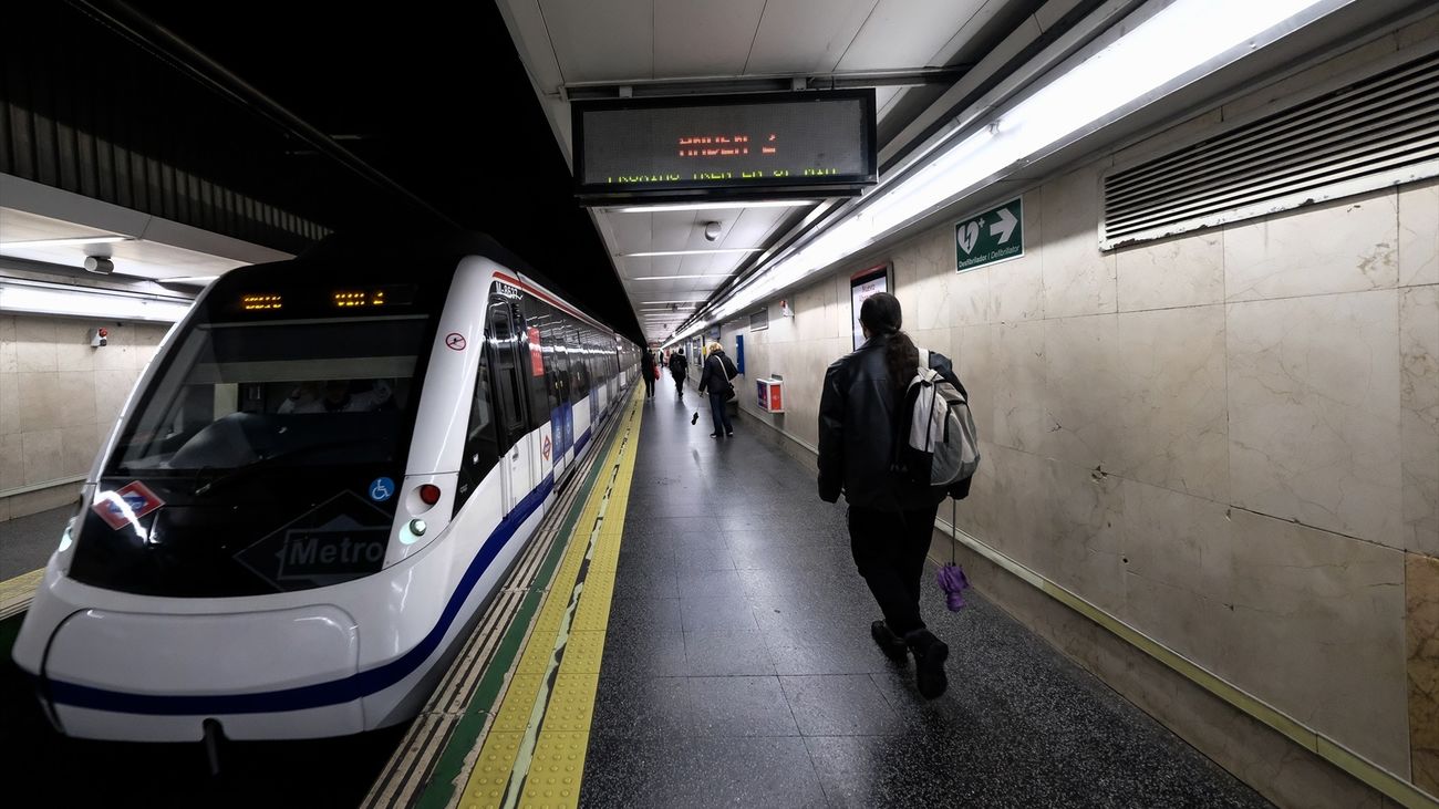 Varios usuarios esperan en el andén de metro de la estación madrileña de Sainz de Baranda