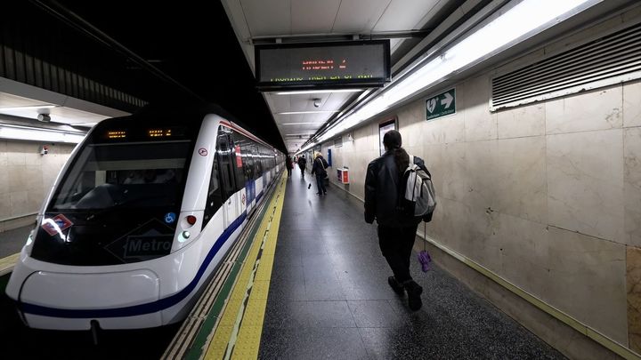 Varios usuarios esperan en el andén de metro de la estación madrileña de Sainz de Baranda