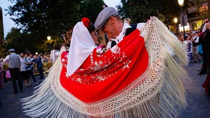 Una pareja de chulapos baila un chotis en Madrid