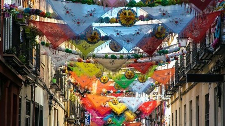 Calle decorada en Madrid para las Fiestas de La Paloma / TELEMADRID