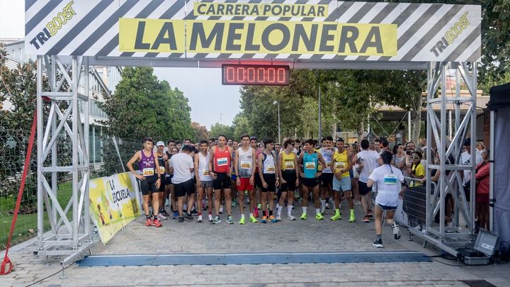 Un grupo de personas en la salida de la Carrera de La Melonera de 2025