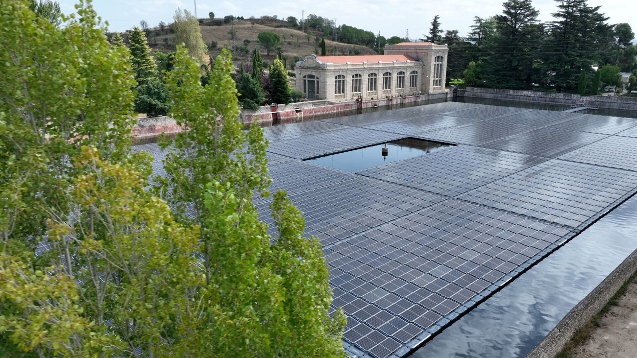 Paneles fotovoltaicos flotantes en las instalaciones del Canal de Isabel II en Torrelaguna