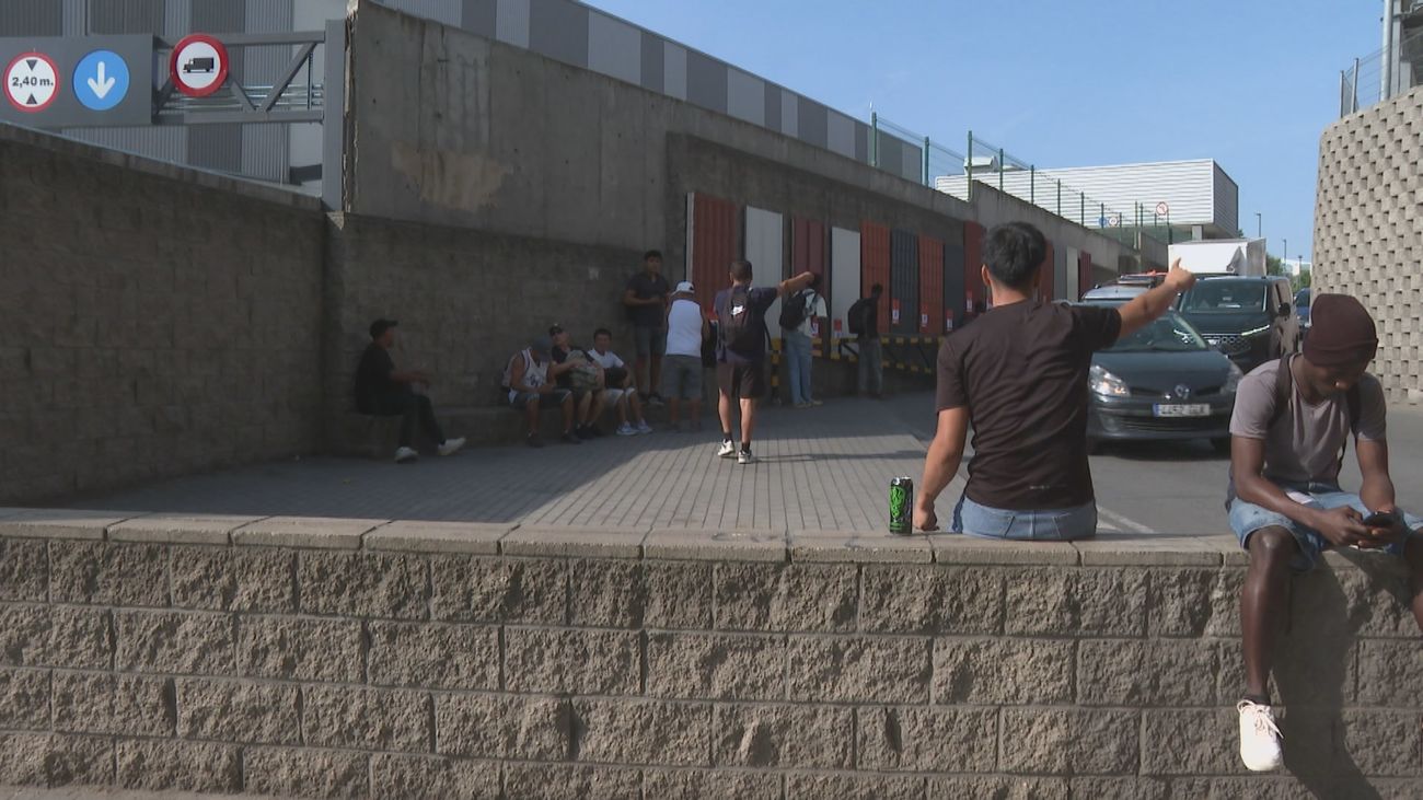 Inmigrantes buscan trabajo diario en Usera en una ‘subasta’ de mano de obra: "Toca hacerlo porque es para sobrevivir"