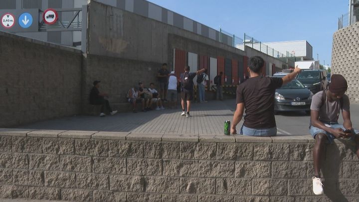 Inmigrantes buscan trabajo diario en Usera en una ‘subasta’ de mano de obra: "Toca hacerlo porque es para sobrevivir"