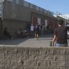 Inmigrantes buscan trabajo diario en Usera en una ‘subasta’ de mano de obra: "Toca hacerlo porque es para sobrevivir"