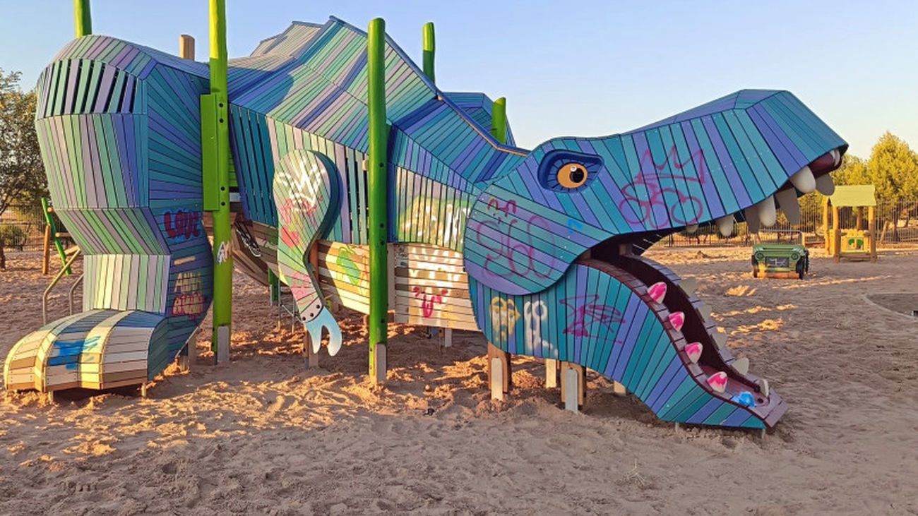 Uno  de los juegos infantiles instalados por el Ayuntamiento de Paracuellos vandalizado