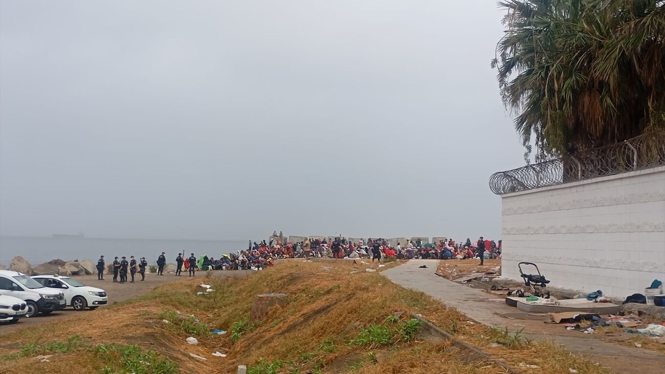 La Policía vuelve a desalojar la playa del Trampolín donde volvieron cientos de migrantes